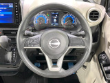 インテリアに合わせたデザインのステアリングは、運転される方のことも考え、運転しやすい形状、大きさです。是非一度、実際に触ってお確かめください。