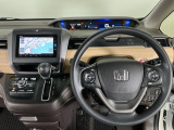 【ハンドル】運転にかかわる様々な操作を安全に行えるように視点移動が少なく操作性に配慮されたスイッチ類が凝縮されたコックピットです。