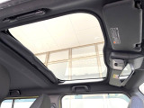 【ガラスルーフ】ガラスルーフ搭載で車内の解放感が一気にアップ!開放的なドライブをお楽しみいただけます。