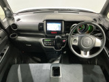 使いやすいレイアウトのダッシュボード周辺です。オートエアコンや小物入れなど嬉しい装備が満載です。