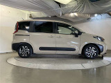 運転席側も電動スライドドアになってます。ショッピングなどでのお買い物時手がふさがっていてもドアに軽く触れるかリモコンで開閉できるので便利です!