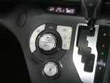 【オートエアコン】車内温度を感知して自動で温度調整をしてくれるのでいつでも快適な車内空間を創り上げます!どの席に座っても快適なドライブが楽しめます♪
