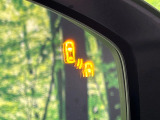 【ブラインドスポットモニタリング】走行中、ドアミラーの死角になりやすい箇所に後続車が接近するとサイドミラー付近に警告を表示、ドライバーに注意喚起をしてくれます。