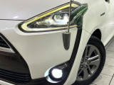 【LEDヘッドライト】悪天候や夜間走行時も良好な視界を確保し安心して運転できる高輝度LEDヘッドライトを装備!点灯速度が早く、消費電力も抑えられています。