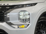 【LEDヘッドライト】悪天候や夜間走行時も良好な視界を確保し安心して運転できる高輝度LEDヘッドライトを装備!点灯速度が早く、消費電力も抑えられています。