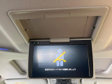 【フリップダウンモニター】大画面モニターで後席でもエンタメをお楽しみいただけます。小さなお子様にも大人気の装備です♪