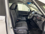 すわり心地の良い運転席・助手席です。長時間のドライブの疲れ軽減に貢献します。どうぞ快適なドライブを。