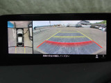 【360&deg;ビュー・モニター】前後左右4つのカメラ映像をさまざまな走行状況に応じて切り替えてセンターディスプレイに表示することで、駐車時や狭い道でのすれ違い時、見通しの悪い交差点進入時でも安心感を高めます。