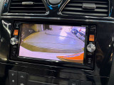 【バックカメラ】運転席から画面上で安全確認ができます。駐車が苦手な方にもオススメな便利機能です。