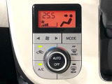 【オートエアコン】一度お好みの温度に設定すれば、車内の温度を検知し風量や温度を自動で調整。暑い&hellip;寒い&hellip;と何度もスイッチ操作をする必要はありません。快適な車内空間には必須の機能ですね♪