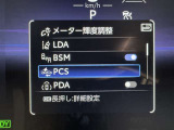 レーンディパーチャーアラートとは車線または走路からの逸脱の可能性を警告すると共に、車線または走路からの逸脱を避けるためのハンドル操作の一部を支援する機能です。詳細は販売店スタッフまでおたずねください。