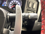 【パドルシフト】ハンドルから手を離さずに素早くシフトアップ&ダウンができるので、エンジンブレーキを使う下り坂や高速道路の合流で加速したい場面で役立ちます。