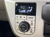 【オートエアコン】一度お好みの温度に設定すれば、車内の温度を検知し風量や温度を自動で調整。暑い&hellip;寒い&hellip;と何度もスイッチ操作をする必要はありません。快適な車内空間には必須の機能ですね♪