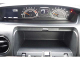 【収納ボックス】運転席の目の前にある収納ボックスでございます!手の届く位置にあるので、何かと便利ですね♪
