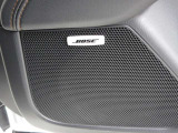 BOSEサウンドシステムを搭載。「良い音を出す」ではなく、その車種のごとに特徴を計算(車種専用設計)し、「反響音」を作り出すことによってどの座席でも自分中心で音が聴こえ、「心地よい空間」を作り出します。