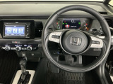 【ハンドル】運転にかかわる様々な操作を安全に行えるように視点移動が少なく操作性に配慮されたスイッチ類が凝縮されたコックピットです。