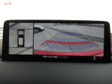 車両の前後左右にある4つのカメラを合成することで、まるでご自身のクルマを空から見ているような俯瞰での映像を映し出してくれます。バック時ももちろんのこと、前進時に視界の悪い交差点でも役に立ちますね。