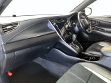 運転席周りのレイアウトをご覧ください。ナビゲーションが綺麗に装着されすっきり収まってますね!