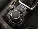 「MAZDAコネクト」コマンダー部 手元を見ることなく操作出来るように左手を自然に降ろした位置に設置。シンプルで使いやすく、機能を覚えやすいボタン配置になっています。