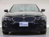 【キドニーグリル】BMWの代名詞。一目見ただけでBMWであると認識できる確固たるアイコンとして存在感を放ちます。
