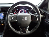 ハンドル左側にはオーディオ操作が出来るオーディオリモートコントロールスイッチ、右側にはHonda SENSINGとオートクルーズコントロールのスイッチを装備!