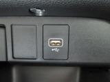 便利な充電用USBジャックも付いています。