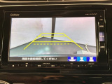 リバースギアに入れるだけで後方の表示へ切り替わります。夜間や雨の日の駐車も楽になりますよ。