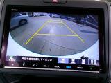 バックカメラの画像です。ガイドラインがスムースな車庫入れをサポートいたします。車庫入れの安心感がアップしますね。