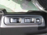 パワーウィンドウのスイッチ。運転席にいながら窓を開け閉めのコントロールできますよ。