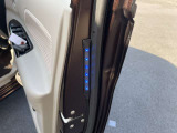 運転席ドアを開けた時にブルーライトで後方に注意喚起ができます
