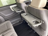 折りたたみ式のシートバックテーブルは限られた空間を有効活用。車内の家族時間をもっと快適に。休憩時のちょっとした小物置に使える、前席背面の格納式テーブルが付いています。