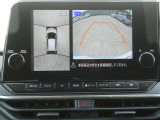 全周囲カメラで、クルマを上空から見下ろしているかのような映像を映し出します。周囲の状況がひと目でわかります!