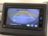 リバースギアに入れるだけで後方の表示へ切り替わります。夜間や雨の日の駐車も楽になりますよ。