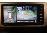 パノラミックビューモニター付きです。車両を上から見たような映像をディスプレイ画面上に表示。運転席からの目視だけでは見にくい、車両周辺の状況をリアルタイムでしっかり確認できます。