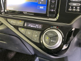 【オートエアコン】一度お好みの温度に設定すれば、車内の温度を検知し風量や温度を自動で調整。暑い&hellip;寒い&hellip;と何度もスイッチ操作をする必要はありません。快適な車内空間には必須の機能ですね♪