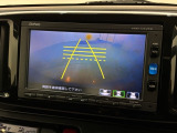 リバースギアに入れるだけで後方の表示へ切り替わります。夜間や雨の日の駐車も楽になりますよ。