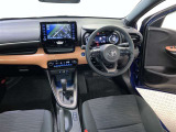 運転席周りのレイアウトをご覧ください。ナビゲーションが綺麗に装着されスッキリ収まってますね!操作スイッチも手が届きやすくわかりやすいです!