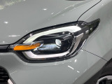 【LEDヘッドライト】悪天候や夜間走行時も良好な視界を確保し安心して運転できる高輝度LEDヘッドライトを装備!点灯速度が早く、消費電力も抑えられています。