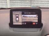 狭い道でのすれ違いや、駐車が苦手な方も安心の360&deg;ビューモニター。前後左右4つのカメラ映像を合成し、上から見下ろしたような映像をモニターに投影。車載の障害物センサーと合わせて、死角のない安全性を確保
