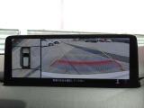 車両の前後左右にある4つのカメラを合成することで、まるでご自身のクルマを空から見ているような俯瞰での映像を映し出してくれます。バック時ももちろんのこと、前進時に視界の悪い交差点でも役に立ちますね。