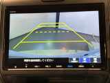 リバースギアに入れるだけで後方の表示へ切り替わります。夜間や雨の日の駐車も楽になりますよ。