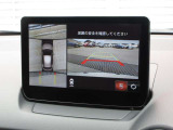 車体がシースルー(透過)して周囲の見通しを高めた設計の『360&deg;シースルービューモニター』を搭載。大きな車体でも、上空から見下ろす正確な視点で、狭い道や駐車をサポートします。