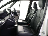高いホールド性で運転姿勢が安定します。長距離ドライブでも疲れにくいのが魅力です。快適なドライビングライフをお送りください♪