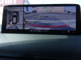 360&deg;ビューモニターでは、両サイドとフロント、バックカメラの合成で、あたかも上空から見下ろした様に周囲を確認して頂けます。駐車場だけでなく、T字路等でも活躍のアイテムです!