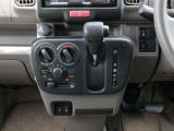 マニュアルエアコンですので、車内を快適な空間に出来ます♪