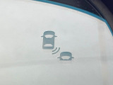 【ブラインドスポットインフォメーション】走行中、ドアミラーの死角になりやすい箇所に後続車が接近するとサイドミラー付近に警告を表示、ドライバーに注意喚起をしてくれます。