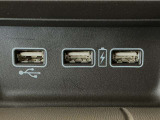 【USBポート】USBポートも装備されています、スマートフォンの充電やオーディオに連携も可能です、今や欠かせない装備の一つです!