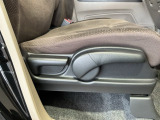 シートハイトアジャスターが付いているので運転姿勢を調整するのに便利ですね。身長に合ったシートポジションは安全運転や疲労軽減にもつながります。