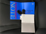 メンテナンスノート【点検整備記録簿・保証書】、取説も揃ってます。スマートキーはバッグなどにしまったままボタン操作でエンジンの始動・停止ができて大変便利です。