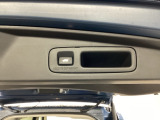 スマートキーや運転席のボタンを押すだけでリアゲートが自動で開閉します!荷物を持っている時や、高い位置にあるバックドアを閉める際に便利な機能です♪